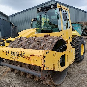 Bomag BW 213 D H-4 i wals schaappoot sheepfoot roller