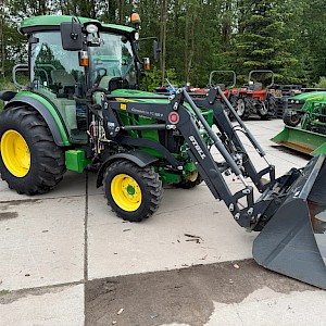 John Deere 4049R Met voorlader en Fronthef met Aftakas