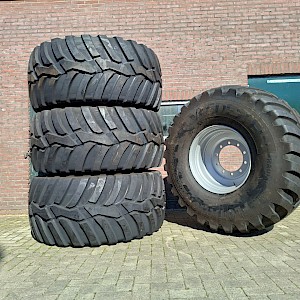 Nieuwe Vredestein Flotation trac 650/65R26.5 banden op velg 650/55R26.5