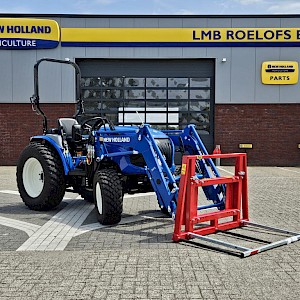 New Holland Boomer 55 HST met voorlader en Kemp balenprikker