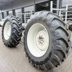 Michelin 20.8 R38 + 16.9 R28 Valtra