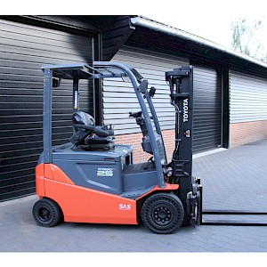Toyota 8FBMKT25 heftruck elektrische triplex sidesift accubj2023