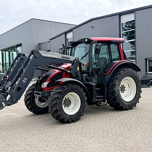 Valtra N103 Hitech5 met voorlader