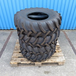 4x 10.0/75R15.3 Banden met binnenband