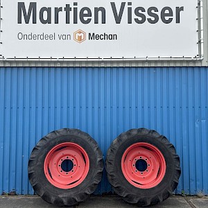 Fendt TAURUS 420/70R28 op 8 gaats velgen