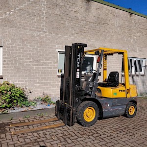 TCM FD25 Z5T TRIPLO 4,8 M (BJ 1997) ISUZU