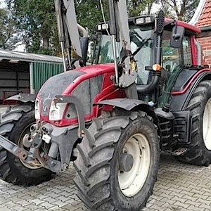 Valtra N113 Hitech5 met voorlader en fronthef
