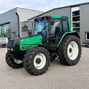 Valtra Valmet 6100 met werk!