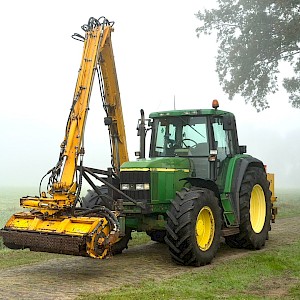 John Deere 6910 met Herder Grenadier MBK 120 S