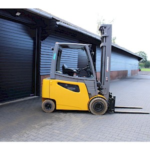 Jungheinrich EFG425ks heftruck elektrische triplex lepelversteling sideshift