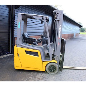 Jungheinrich EFG215 heftruck elektrische freelift triplex sideshift