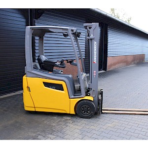 Jungheinrich EFG216 heftruck elektrische freelift triplex sideshift