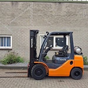TOYOTA 8 FG 25 Lpg heftruck TRIPLO (BJ 2018) 4 ventielen