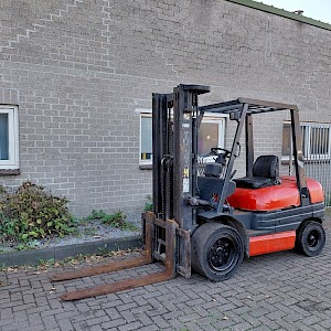 TOYOTA 6-FDF-30 Diesel Heftruck triplo
