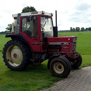 International 585 XL